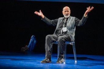 Budapesten és Szatmáron turnézik Iráni konferenciájával a sepsiszentgyörgyi színház