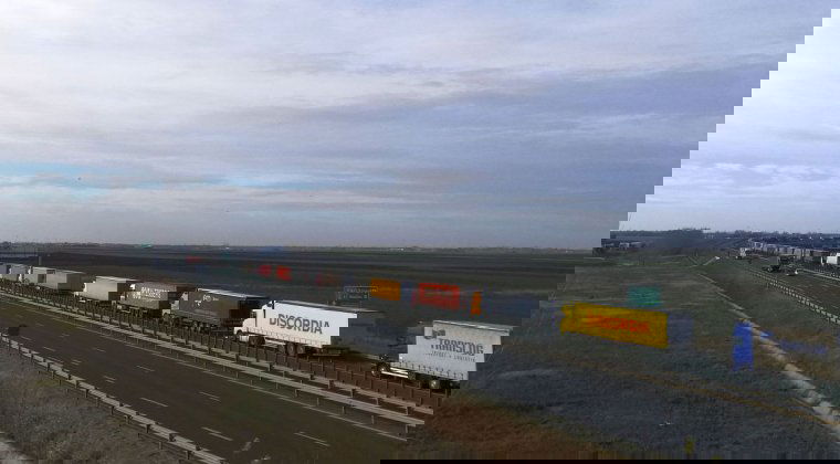 Energetikai szakértő: az áram, a földgáz és az üzemanyagok adóterhe rontja a román ipar versenyképességét