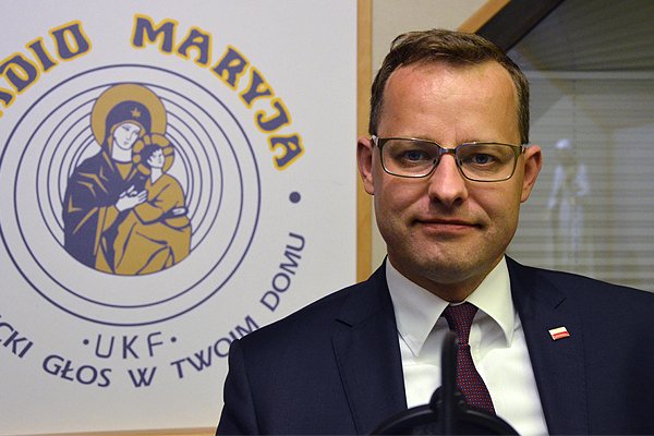 Diplomáciai konfliktushoz vezetett, hogy Budapest menedéket ad egy, a Tusk-kormány megtorlása elől menekülő ellenzéki politikusnak