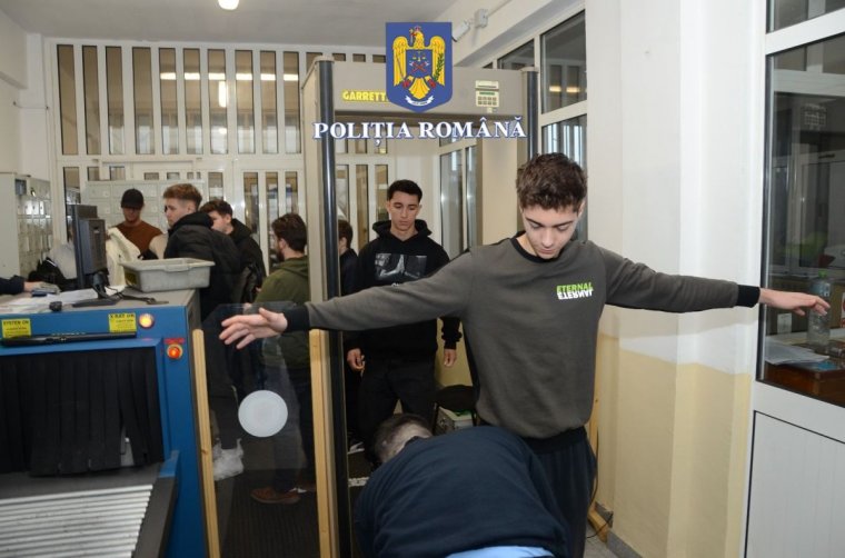 Börtönben tölthettek egy napot a rácsok mögé önként bevonuló diákok