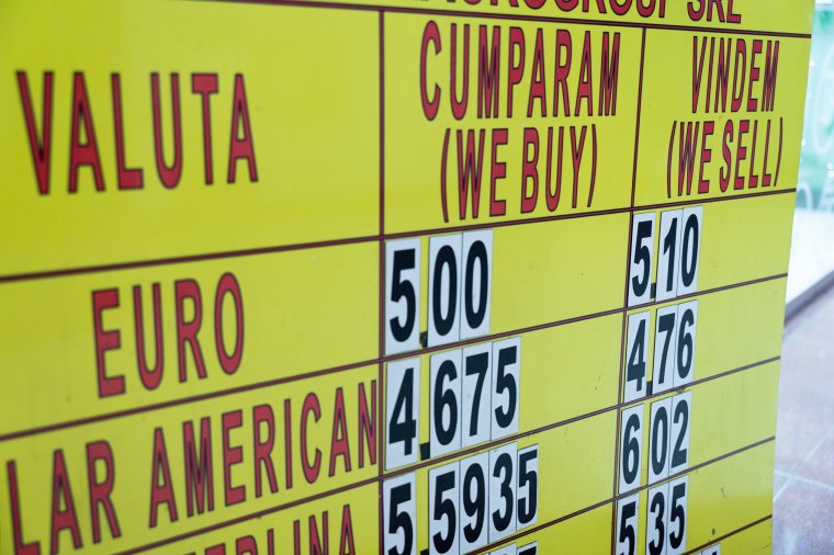 A valutaváltóknál már átlépte az 5 lejes küszöböt az euró árfolyama