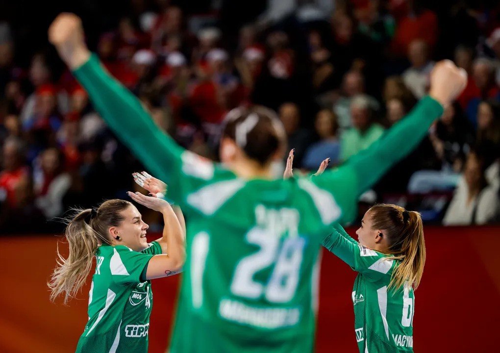 Érmesek. A magyar válogatott felért a dobogó harmadik helyére •  Fotó: Eurohandball.com