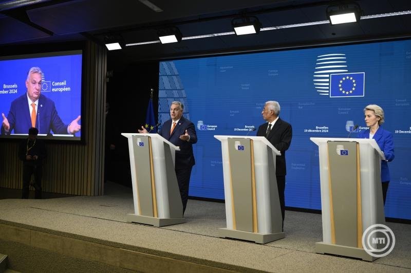 Orbán Viktor miniszterelnök, António Costa, az Európai Tanács elnöke és Ursula von der Leyen, az Európai Bizottság elnök az EU-tagországok állam- és kormányfőinek brüsszeli csúcstalálkozója után tartott nemzetközi sajtótájékoztatón