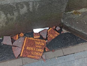 Összetörték az aradi evangélikus-lutheránus templom háromnyelvű emléktábláját