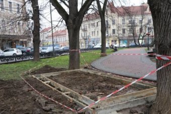 Ukrán kisebbségpolitika: nyilvános vécét építene a városvezetés Ungváron a Petőfi-szobor tőszomszédságába