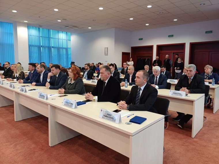 Megalakult az Arad megyei önkormányzat, egyelőre egy magyar tanácsossal
