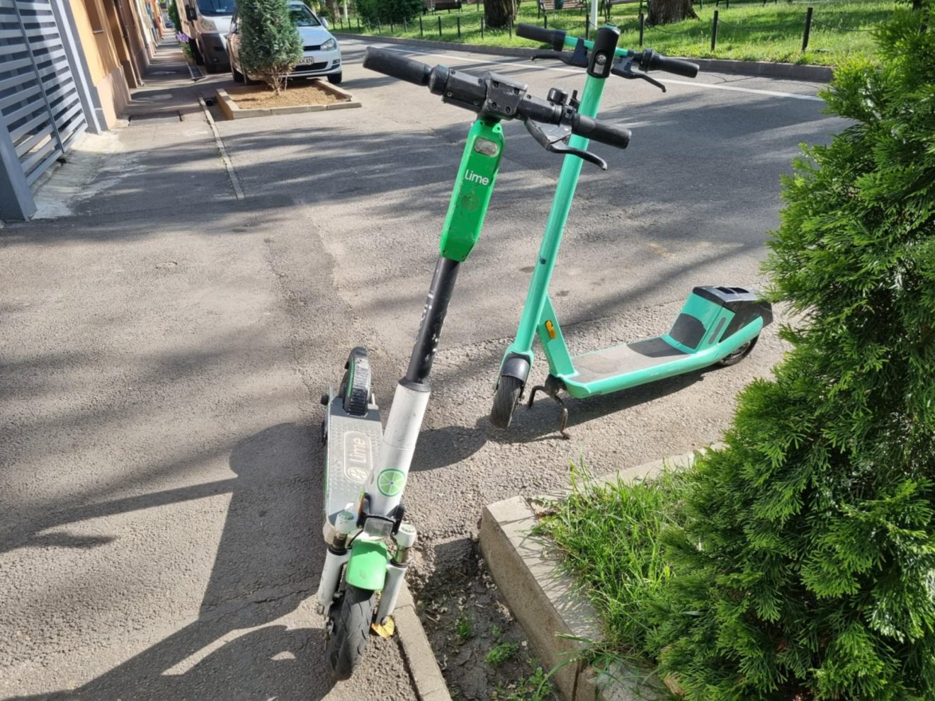 Erdély számos városában okoznak gondot a szanaszét hagyott elektromos rollerek