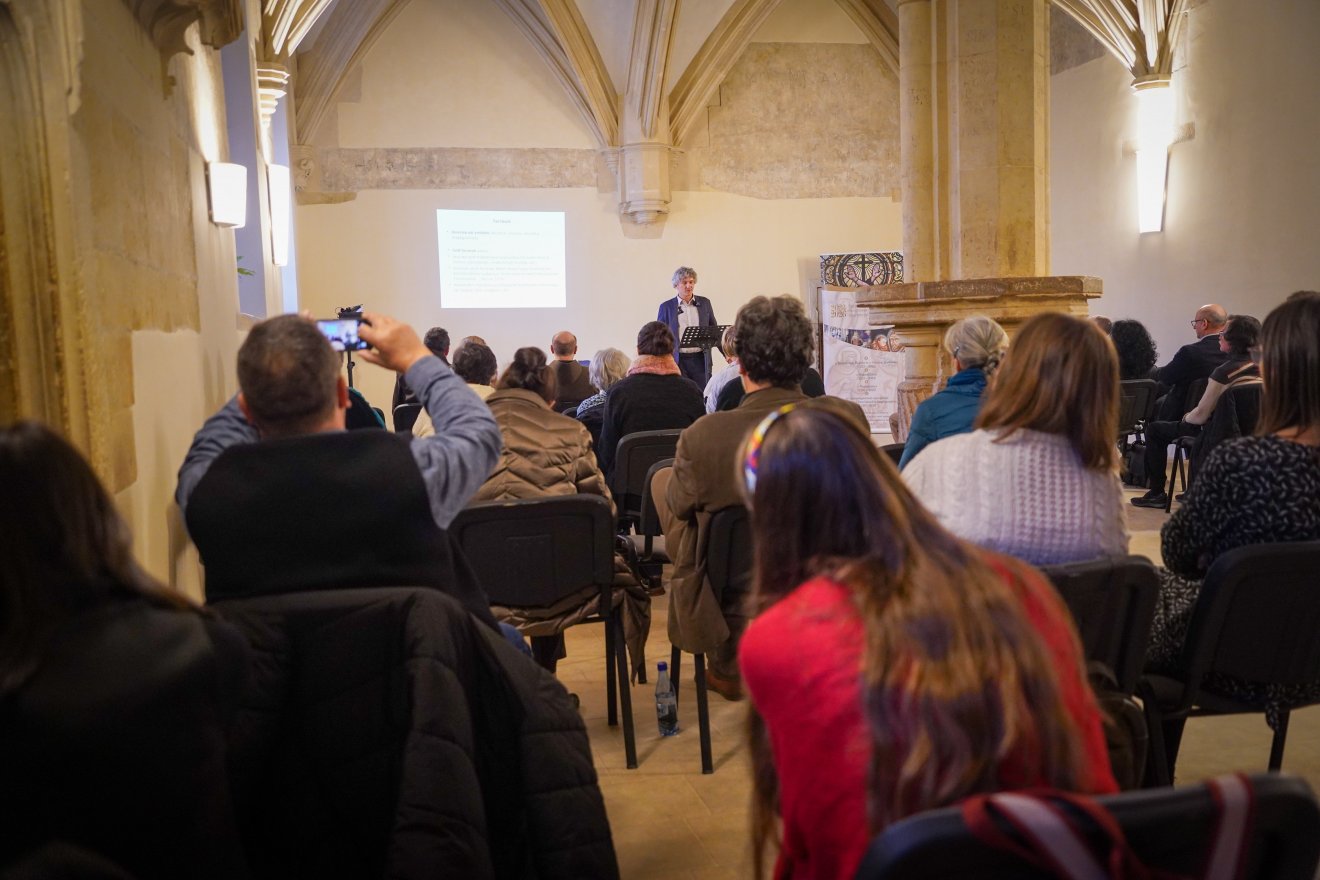 Konferencia a kolozsvári ferences kolostor dísztermében