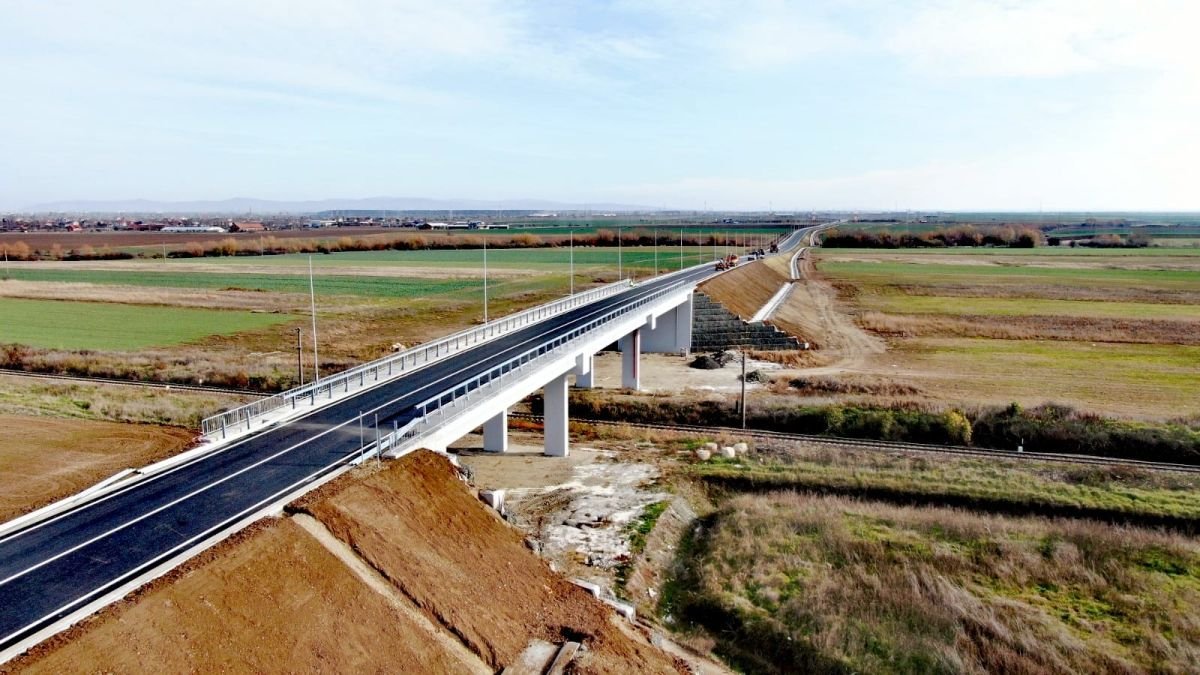 Felüljárót építenek a sínek fölé •  Fotó: Arad Megyei Tanács
