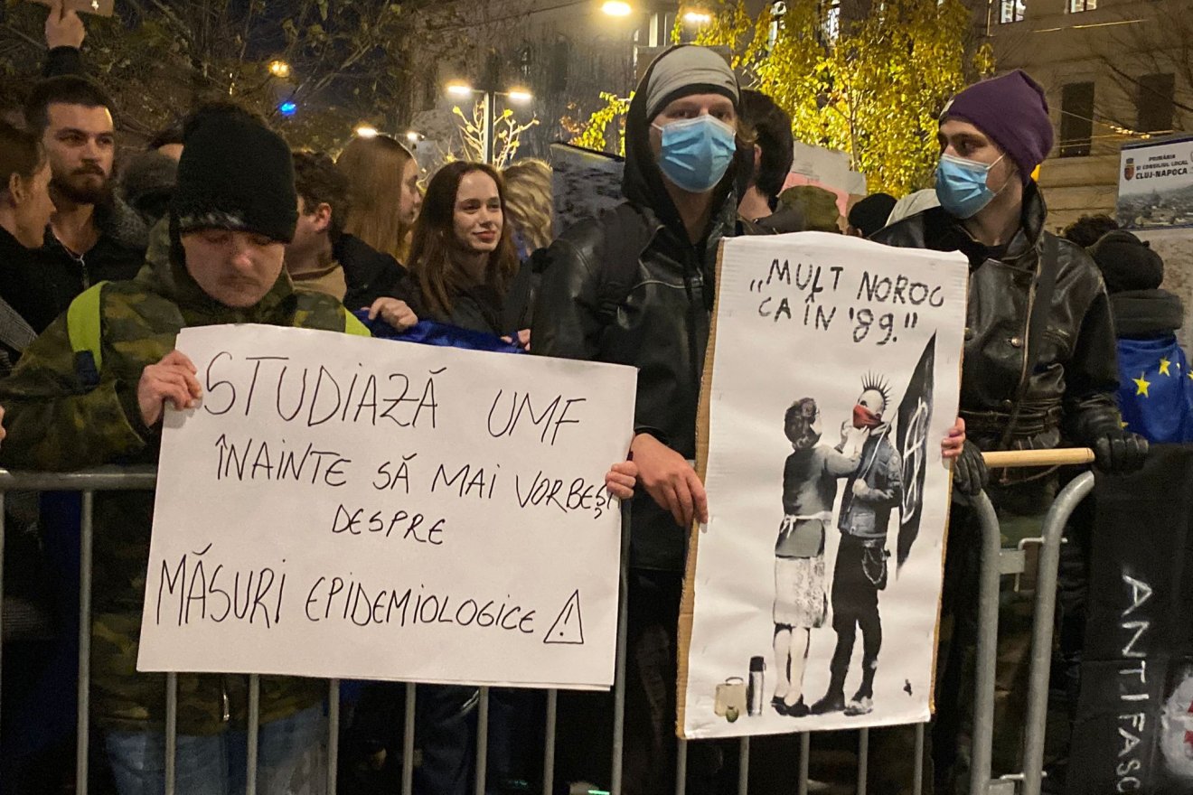 tüntettek