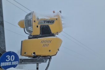 Síszezon Erdélyben: belőtték a hóágyúkat