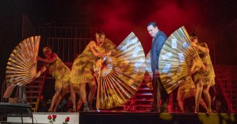 Felújítja a képmutató celebvilágról szóló népszerű musicalt a sepsiszentgyörgyi színház