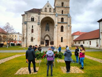Elkészült az adventi koszorú a gyulafehérvári székesegyház előtt