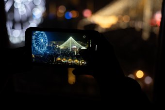 Megnyílt a kolozsvári karácsonyi vásár, magyar felirat is díszeleg az egyik kapun (képriport)