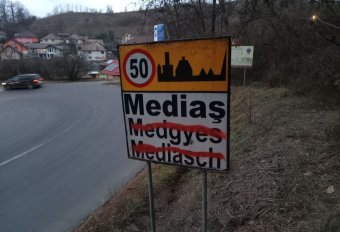 Idén már másodszor mázolták le a medgyesi helységnévtábla magyar és német feliratát