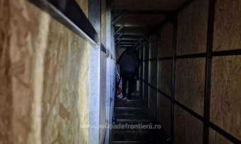 Közel húsz közel-keleti migráns akart egy kamionban Magyarországra szökni