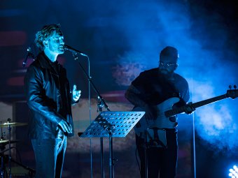 Erdélyi turnéra indul koncertszínházi Radnóti-előadásával Vecsei H. Miklós és csapata