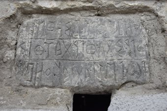 Értékes lelet: rovásírásos sorok kerültek elő egy kövön a Székelyföldön