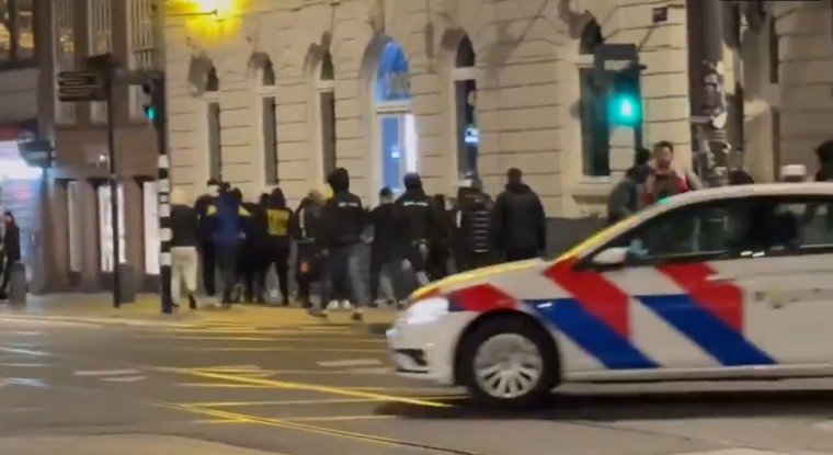 Antiszemitizmus: Izraeli szurkolókra támadtak Amszterdamban, utcai összecsapások zajlottak