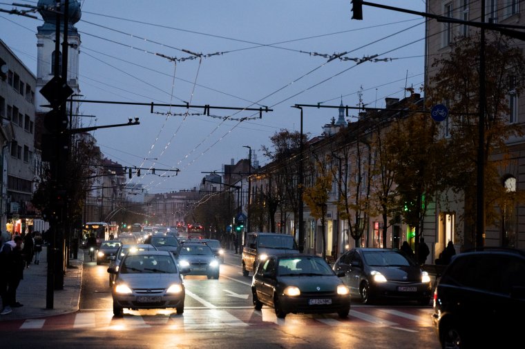 Behúzott kézifékkel halad a roncsautóprogram arculatfrissítése
