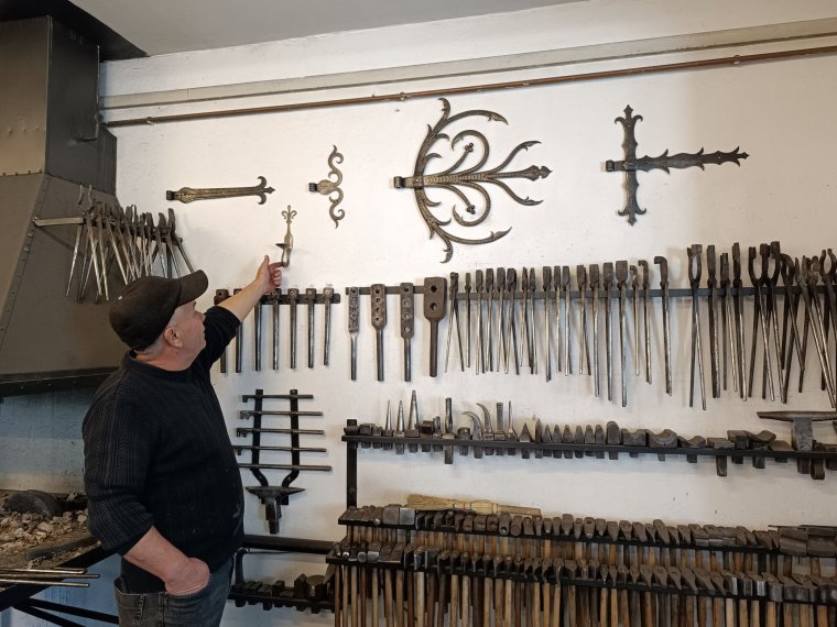 Látogatóban Nagy György olaszteleki kovácsmesternél, akit Károly király is számontart