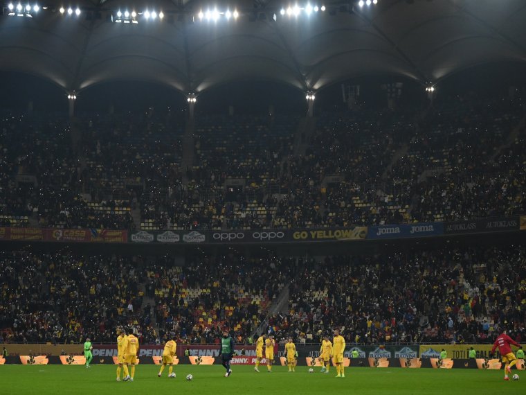 Románia és Koszovó ellen is vizsgálatot folytat az UEFA a román szurkolók botrányos viselkedése miatt félbeszakadt meccs után