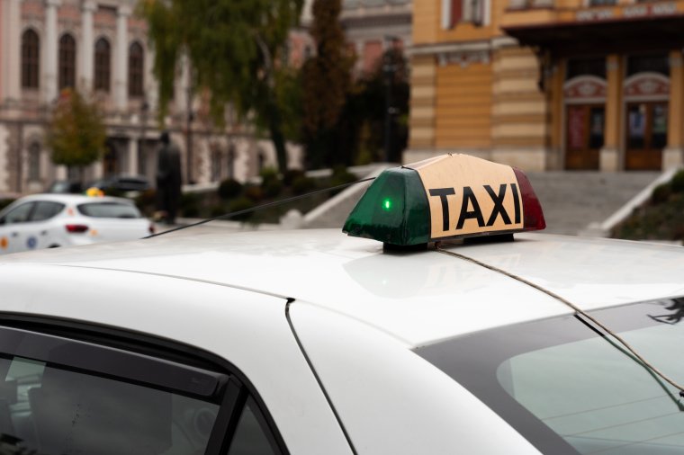 Pénzt vagy életet követelt a taxisofőrtől, majd deszkával ugrott neki