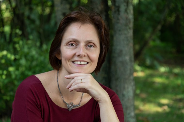 Mennyire bűvészmutatvány a más nyelvre való átültetés? – Vallasek Júlia műfordító munkájának kulisszatitkairól
