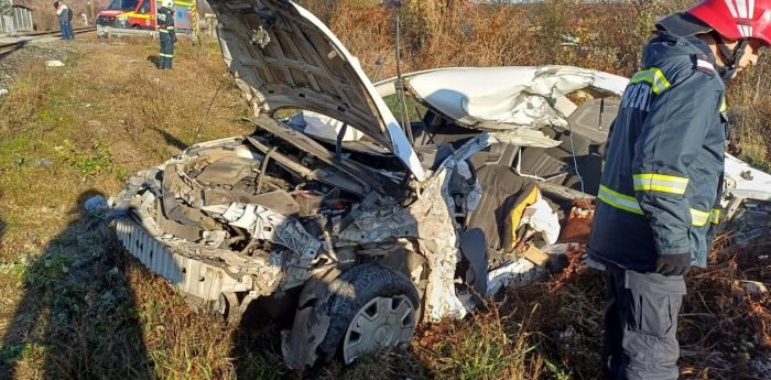 Vonat elé hajtott egy óvatlan sofőr Dél-Erdélyben, tragédia lett a vége
