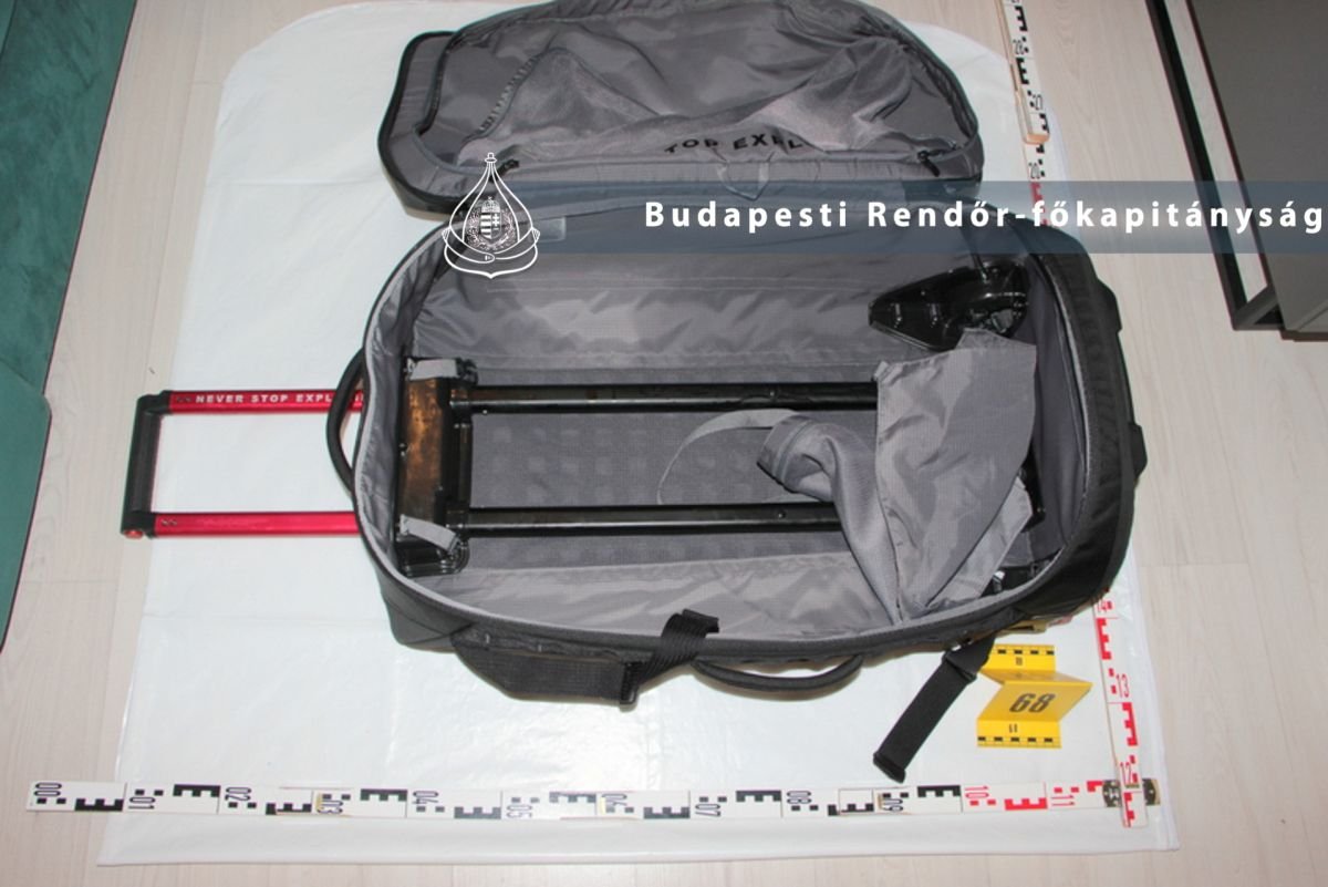 Ezt a bőröndöt vásárolta meg a gyanúsított •  Fotó: police.hu