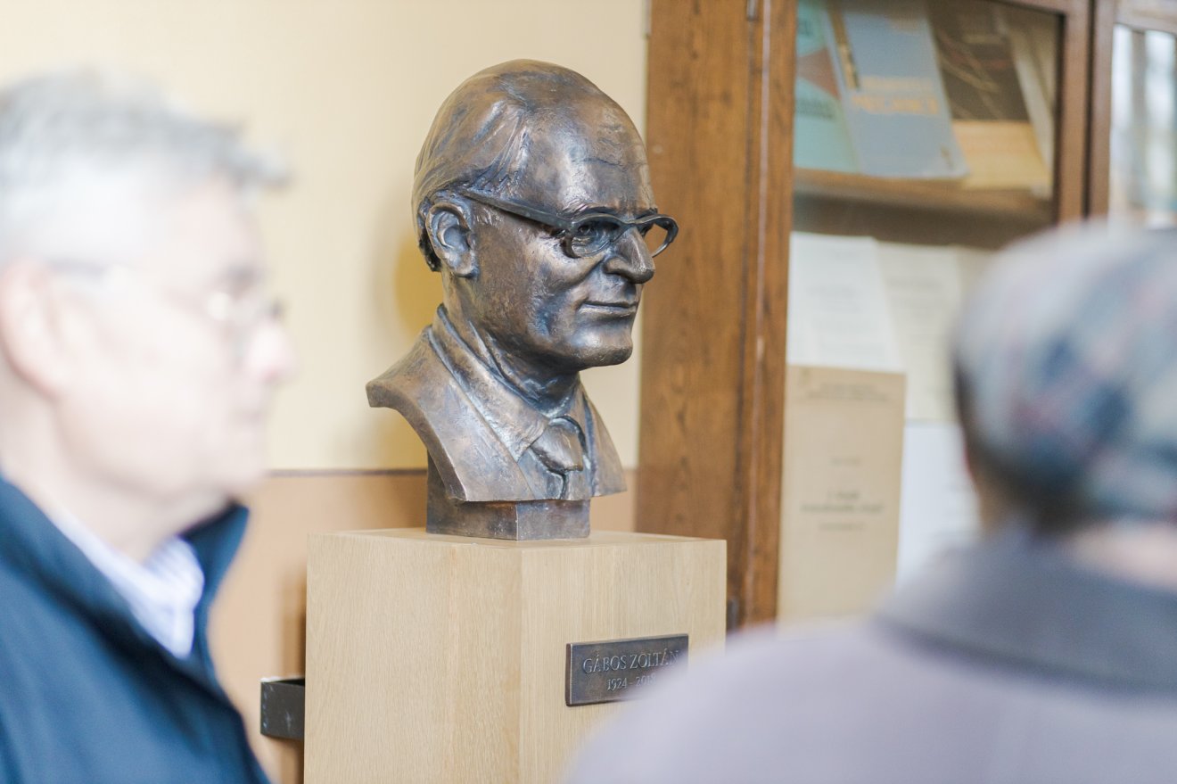 Gábos Zoltán (Bánffyhunyad, 1924. október 24. – Kolozsvár, 2018. április 9.) fizikus szobra az egyetem fizika karán látható