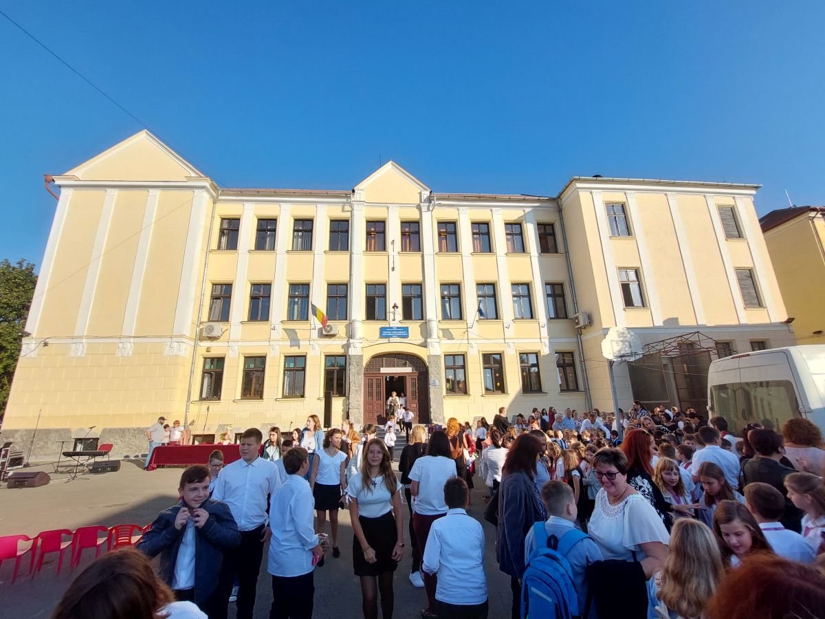 Zsongás a Csiky Gergely Főgimnázium udvarán egy korábbi tanévnyitó alkalmával •  Fotó: Pataky Lehel Zsolt