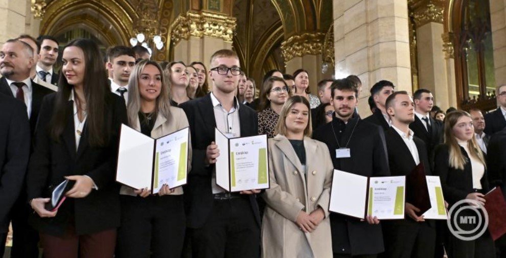 A Magyarok Kenyere programban a fiatalokat Budapesten, az Országgyűlés épületében díjazták