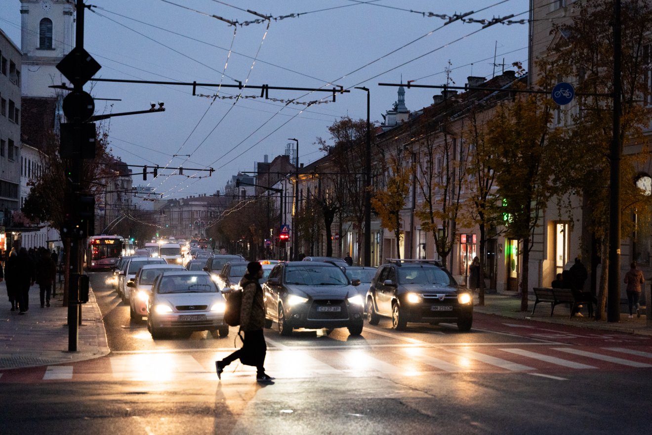 Sötétben különösen oda kell figyelni gyalogosnak, autósnak egyaránt. Képünk illusztráció •  Fotó: Orbán Orsolya