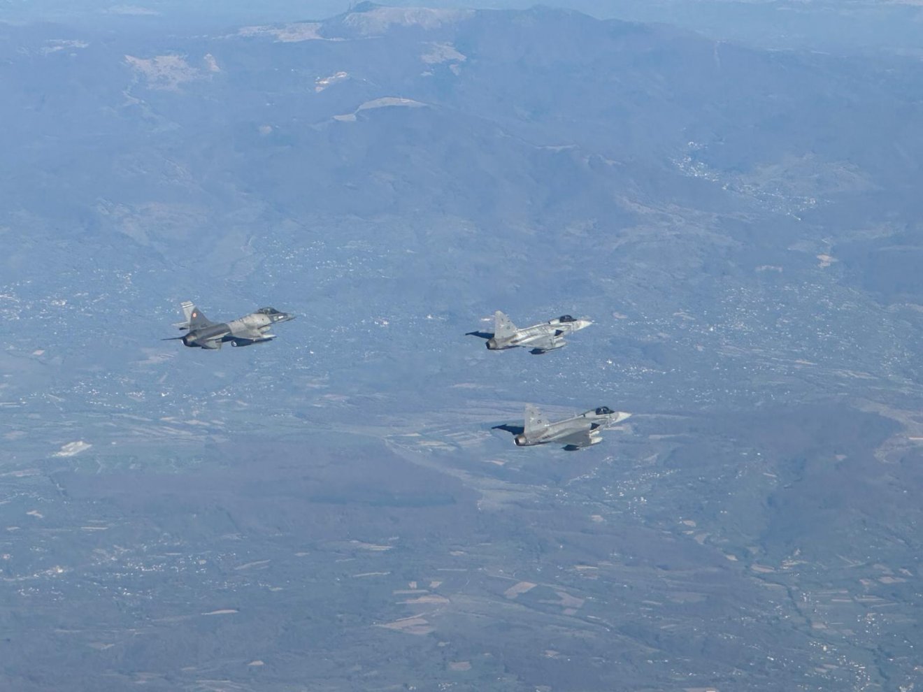 Gyakorlat. Magyar Gripen és román F-16-os vadászgépek hajtottak végre közös manővereket •  Fotó: Facebook/MH vitéz Szentgyörgyi Dezső 101. Repülődandár
