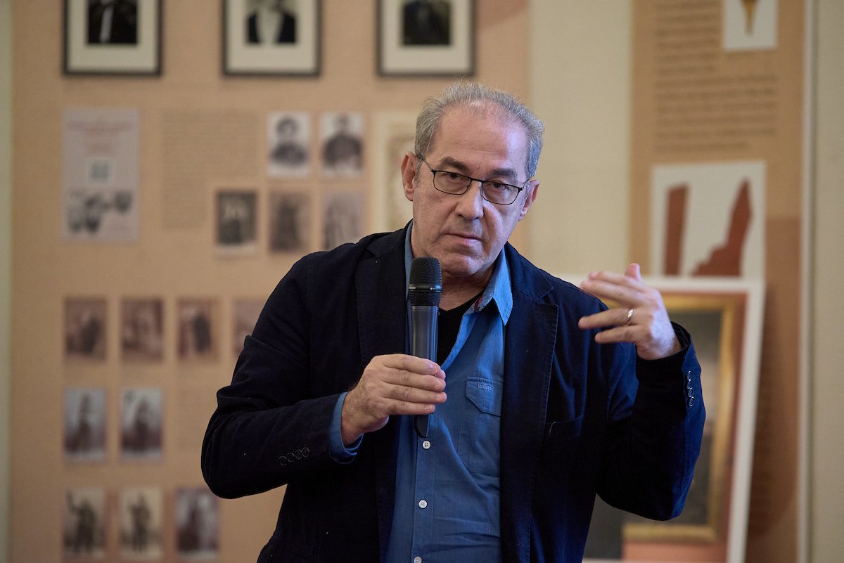 Marian Popescu színkikritikus, a Bukaresti Egyetem és a Babeș-Bolyai Tudományegyetem docense tartotta a felvezető előadást