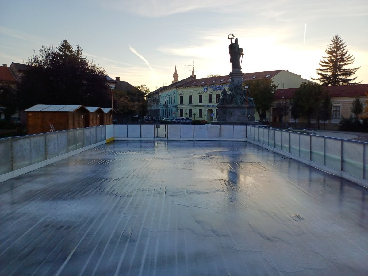 Már épül a jégpálya a Szabadság-szobor szomszédságában •  Fotó: Pataky Lehel Zsolt