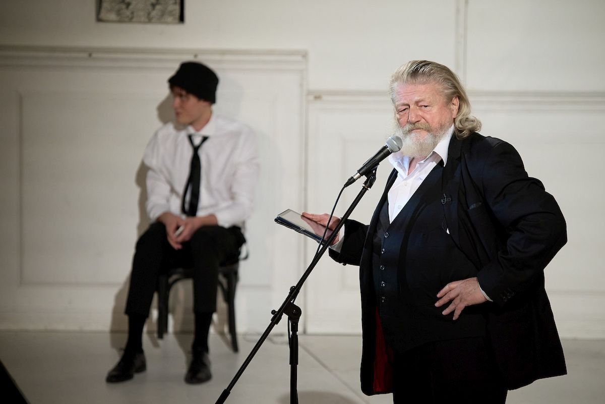 Hegedűs D. Géza a „tanár úr” szerepében: ő az, aki beavat az Arany-univerzumba