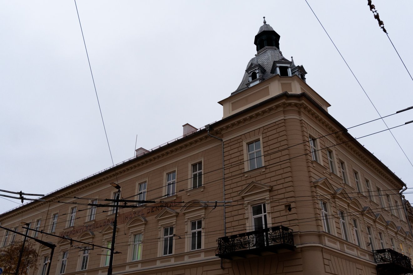 A felújítás során láthatóvá tették a Központi Szálloda feliratot az épületen