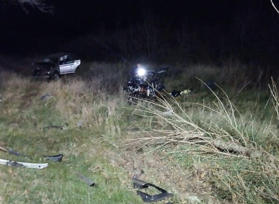 Az autó és a motor is lesodródott az útról a Kisjenő közelében történt balesetben •  Fotó: Temesvári Regionális Út- és Hídügyi Igazgatóság (DRDP)