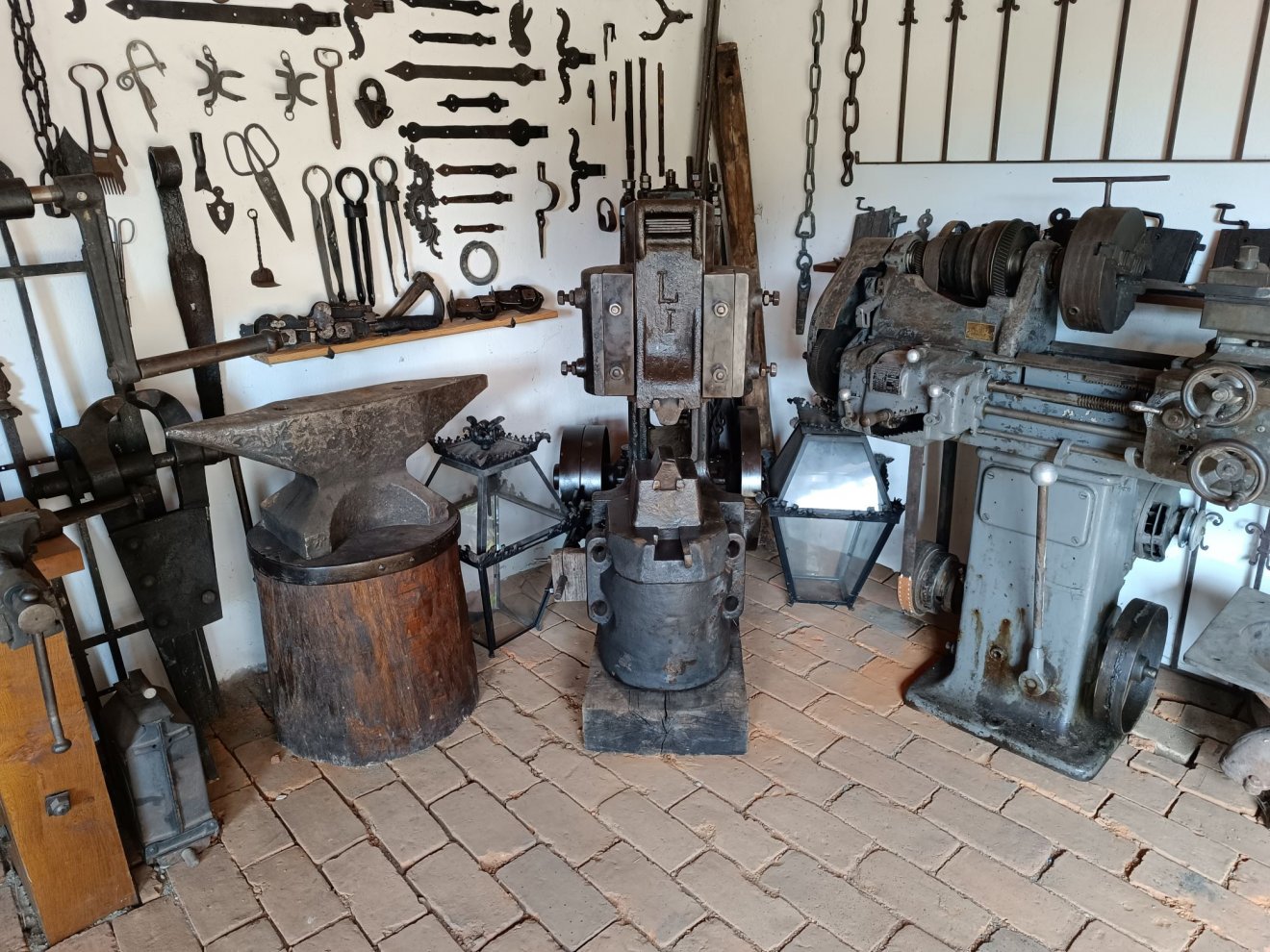 Látogatóban a múzeális műhelyben •  Fotó: Tóth Gödri Iringó