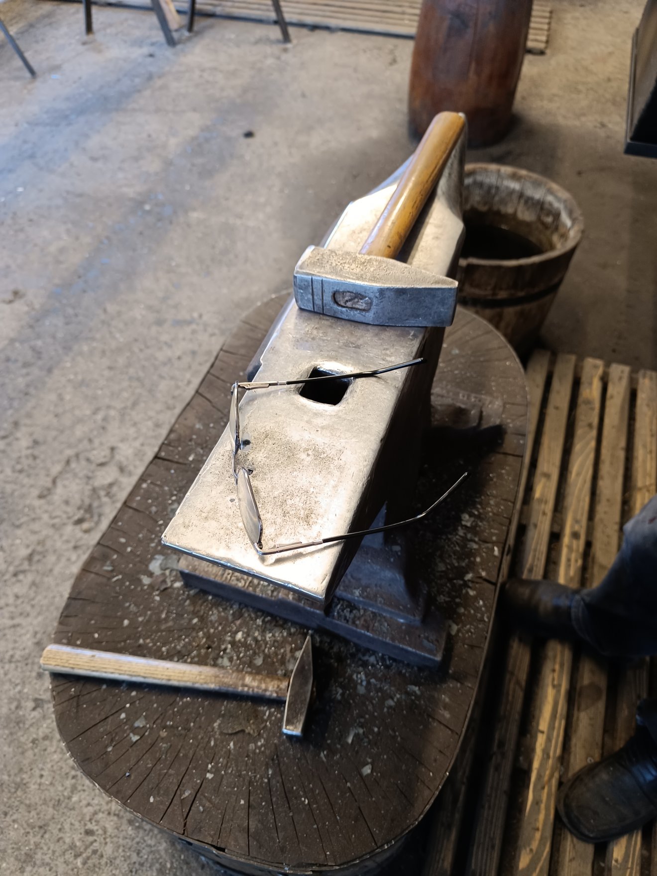 Fényes és sima üllő, a kovács ismertető jegye •  Fotó: Tóth Gödri Iringó