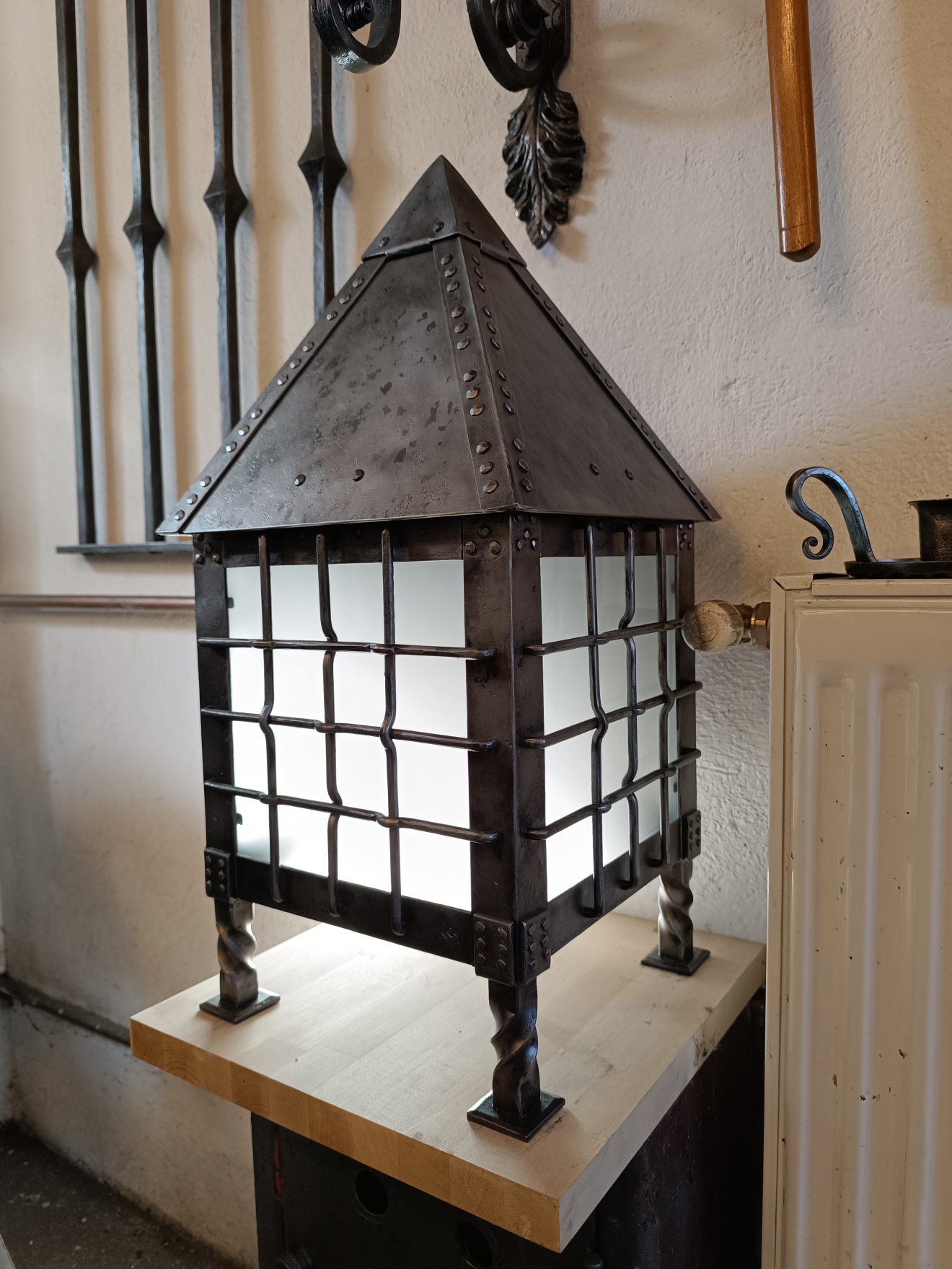 Kós Károly terve alapján készült lámpa •  Fotó: Tóth Gödri Iringó