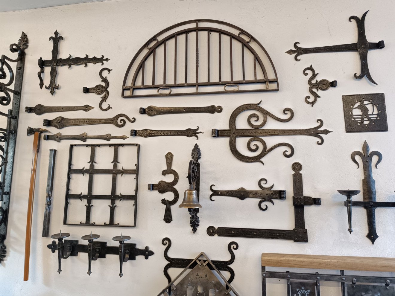 A műhelybe érkező kliens a tárgyak által (is) megismerheti a mestert •  Fotó: Tóth Gödri Iringó