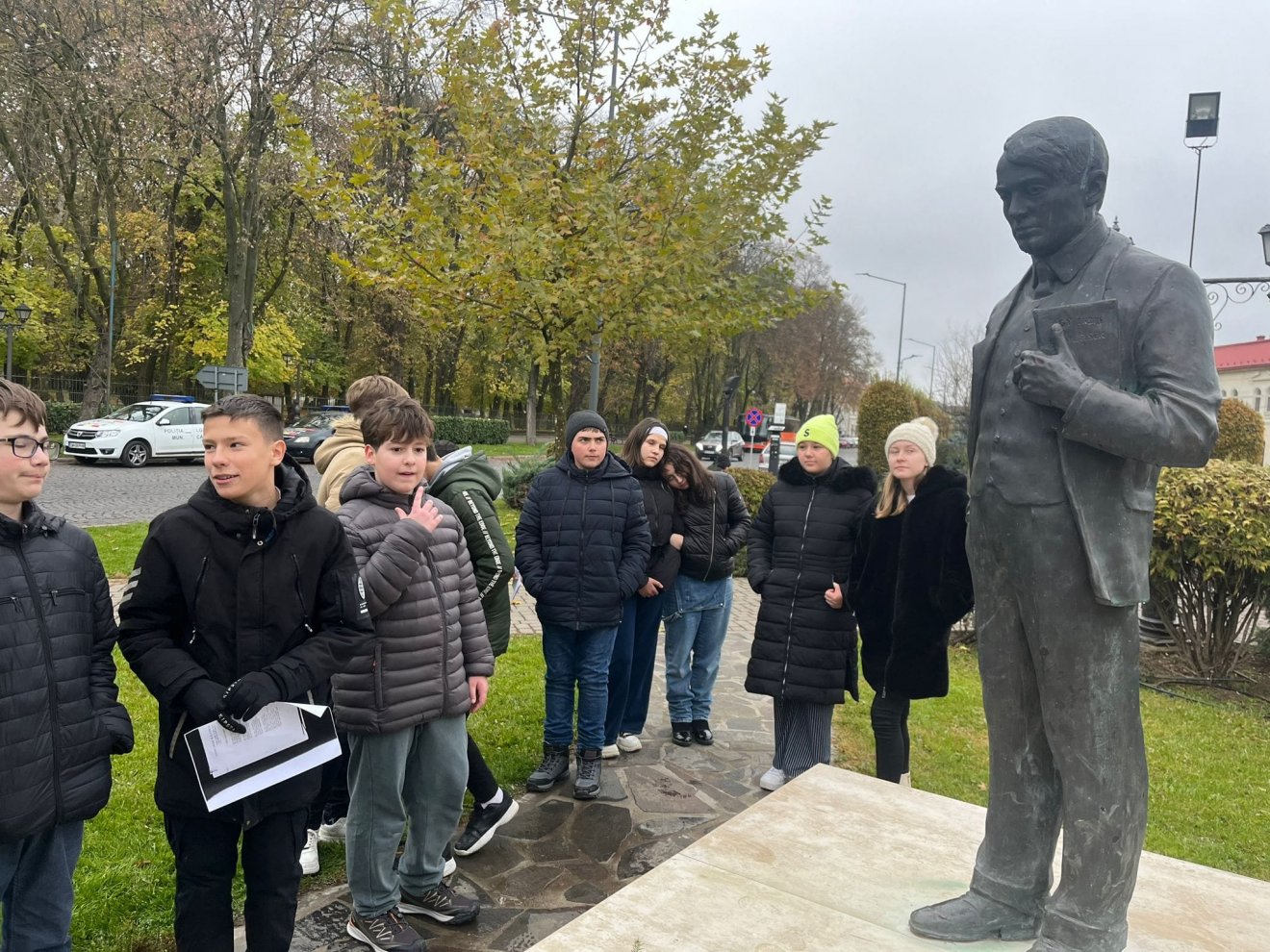 Nagykárolyi iskolások Ady Endre szobránál