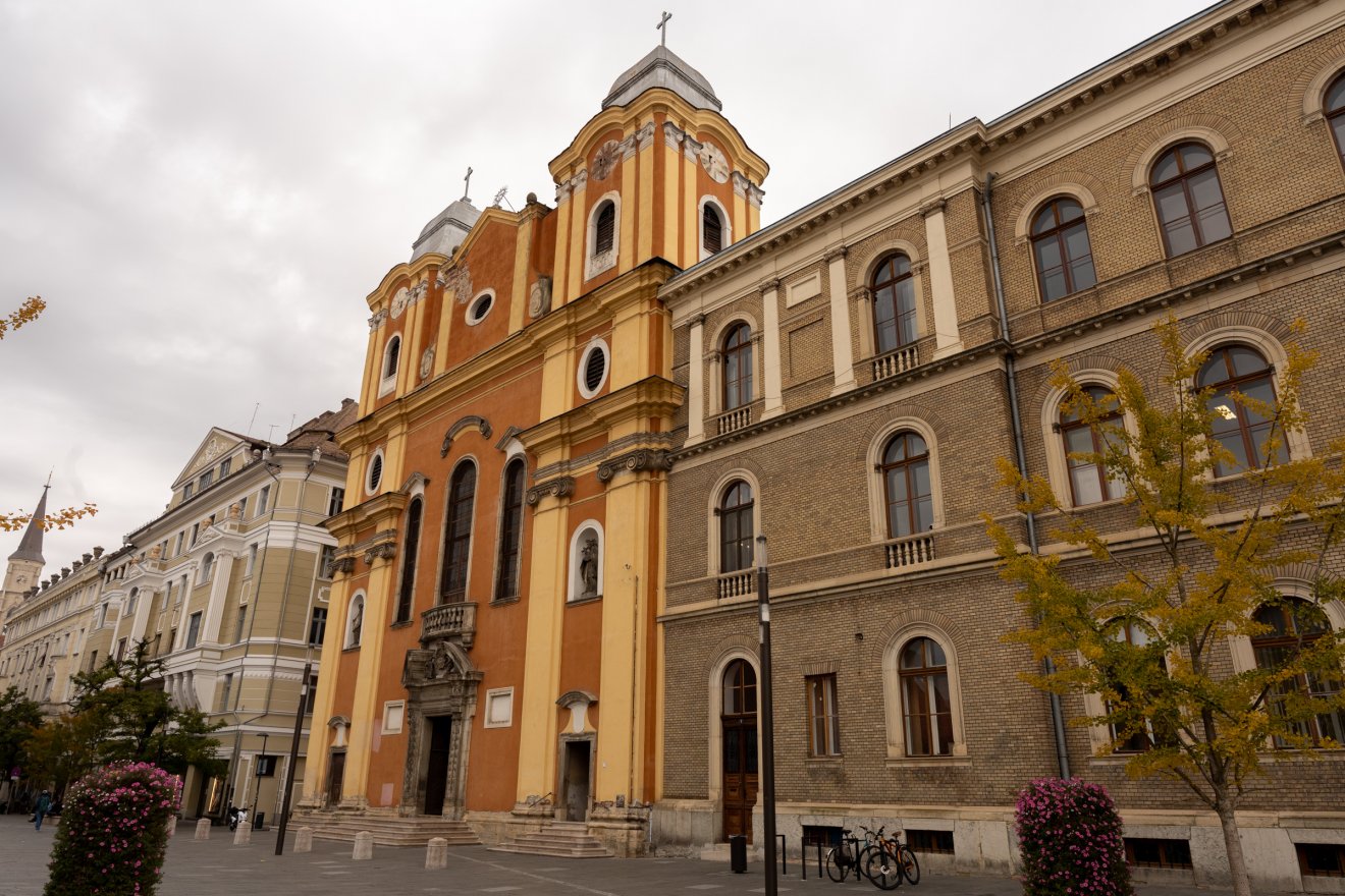 Az Egyetem (korábban Belső-Torda) utcában áll az épület, amelyet Erdély egyik legszebb barokk templomának tartanak