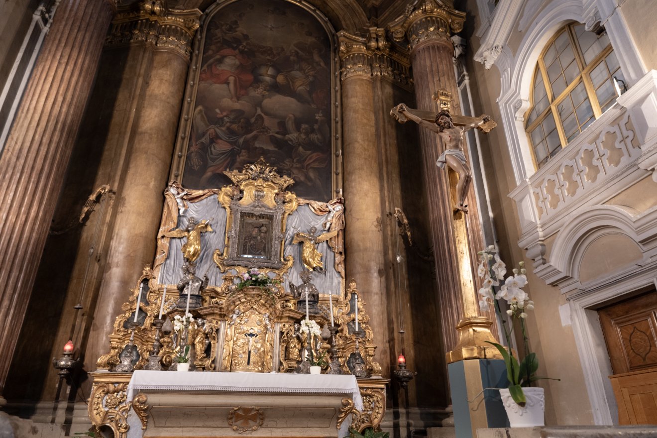 Az oltár a barokk piarista templomban