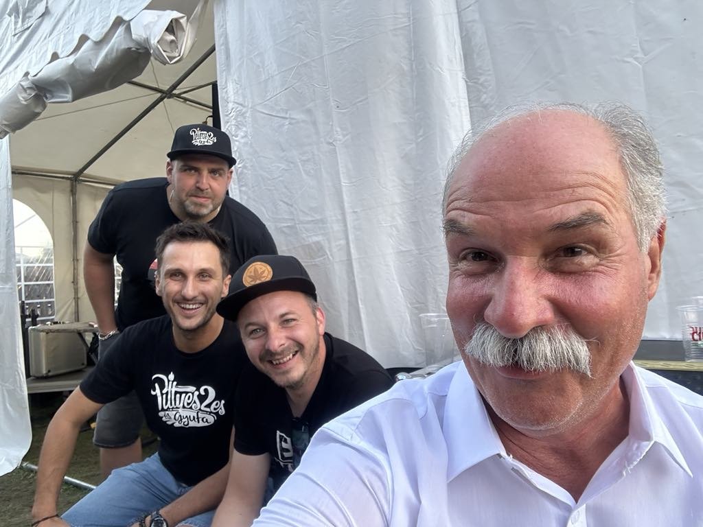 A Hengán István, Postolică Adrian, Duduly Vendel (Gyufa) alkotta humorista trió Berecz András Kossuth-díjas mesemondóval, folklórkutatóval