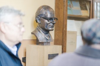 Szobrot avattak a 100 éve született Gábos Zoltán fizikusnak Kolozsváron