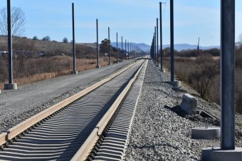 Román vasúti tragikomikum: 8 év kínlódás 10 perces időnyereségért